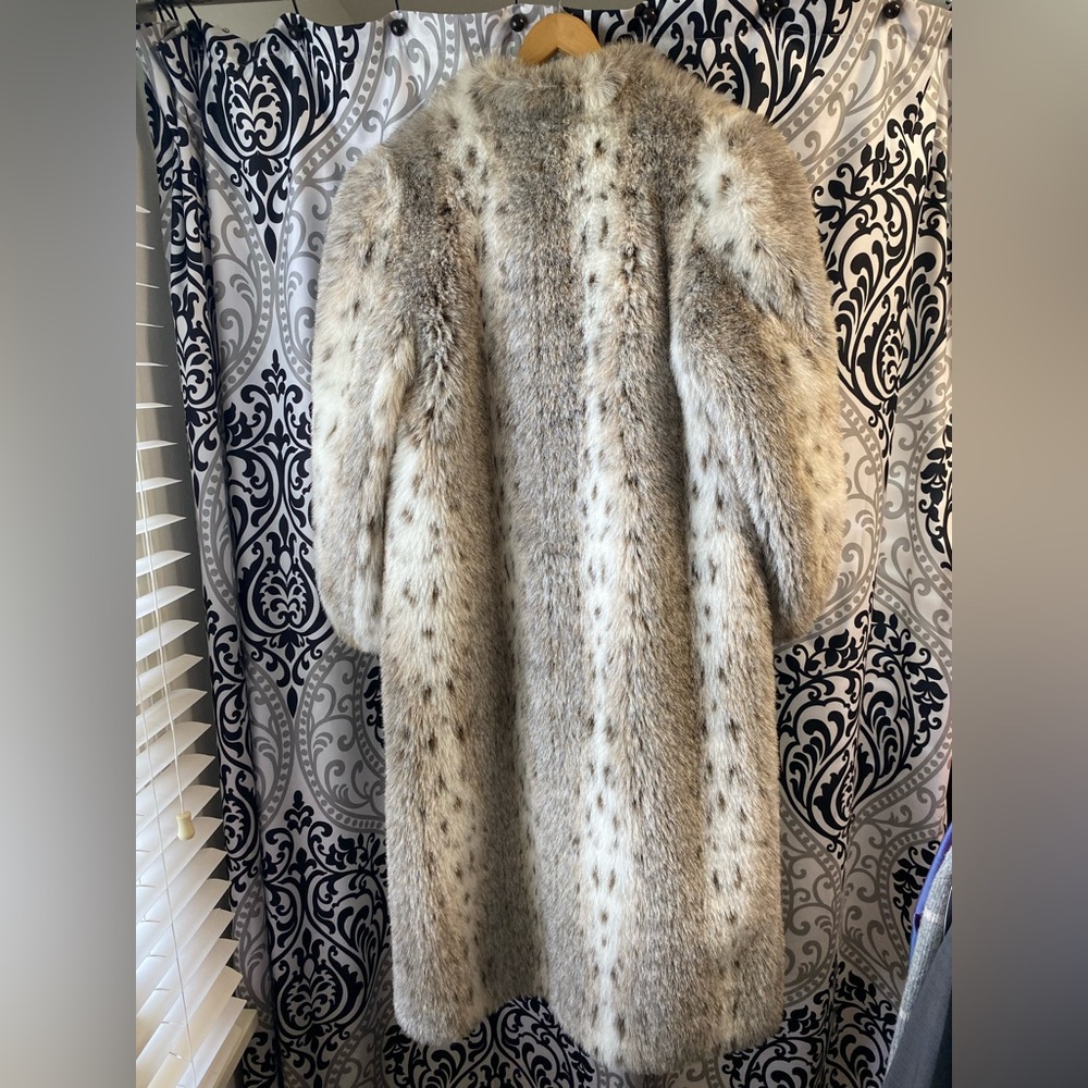 Elegant Faux Fur Coat - Picture 2 of 4